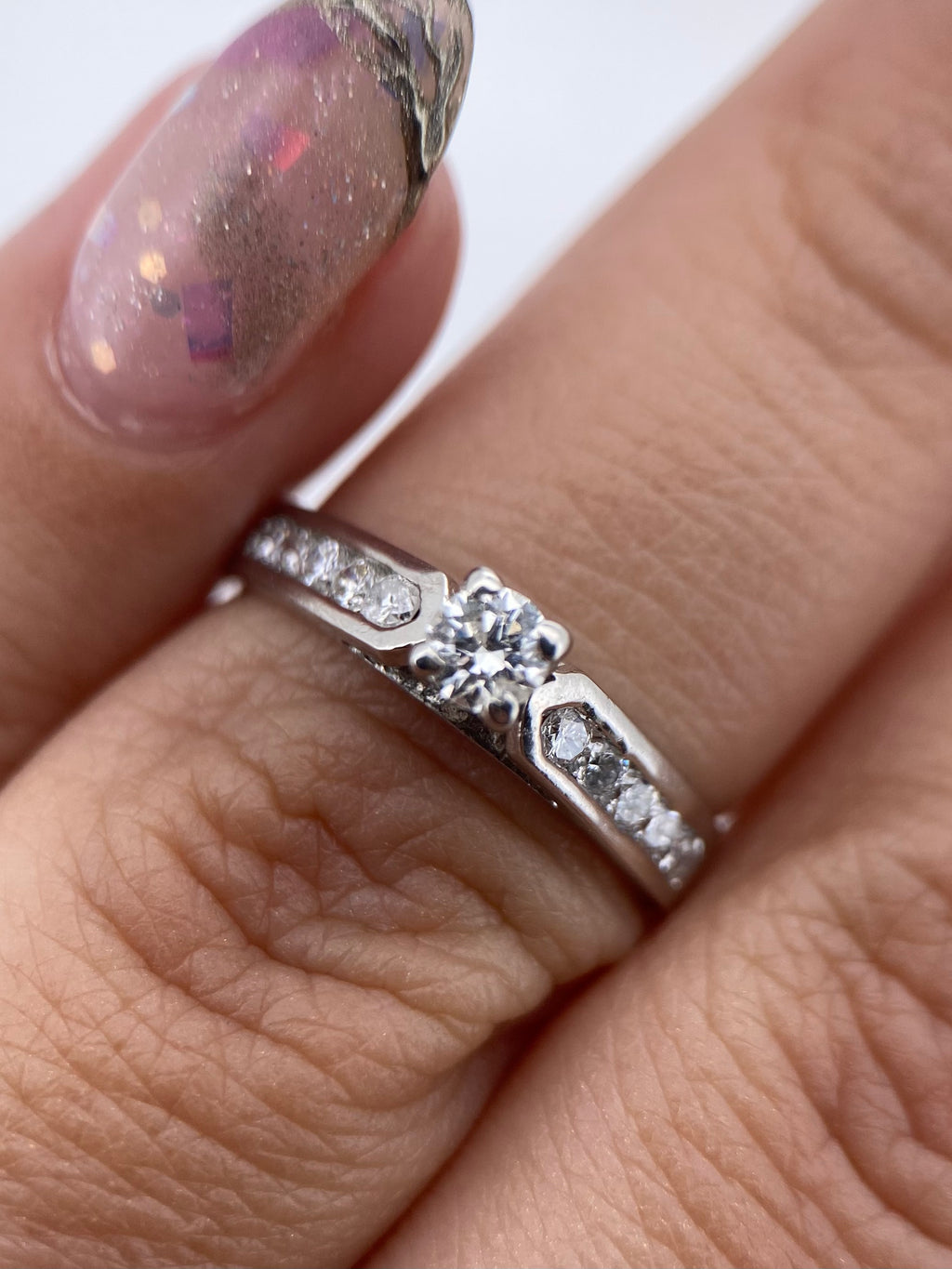 Oro Blanco 14k Redondo 0.20ct Central + 0.12 Laterales                               Anillo Compromiso OF1552