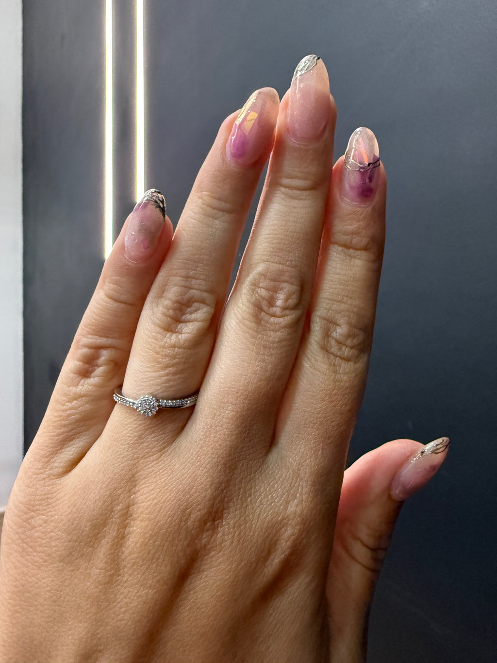 Oro Blanco 14k Redondo 0.18 con laterales de Diamantes Naturales                            Anillo Compromiso OF2125