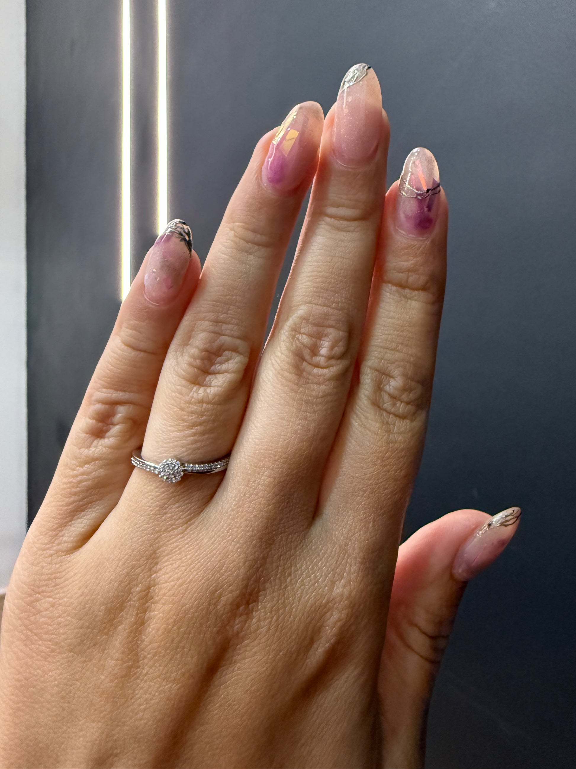 Oro Blanco 14k Redondo 0.18 con laterales de Diamantes Naturales                            Anillo Compromiso OF2125