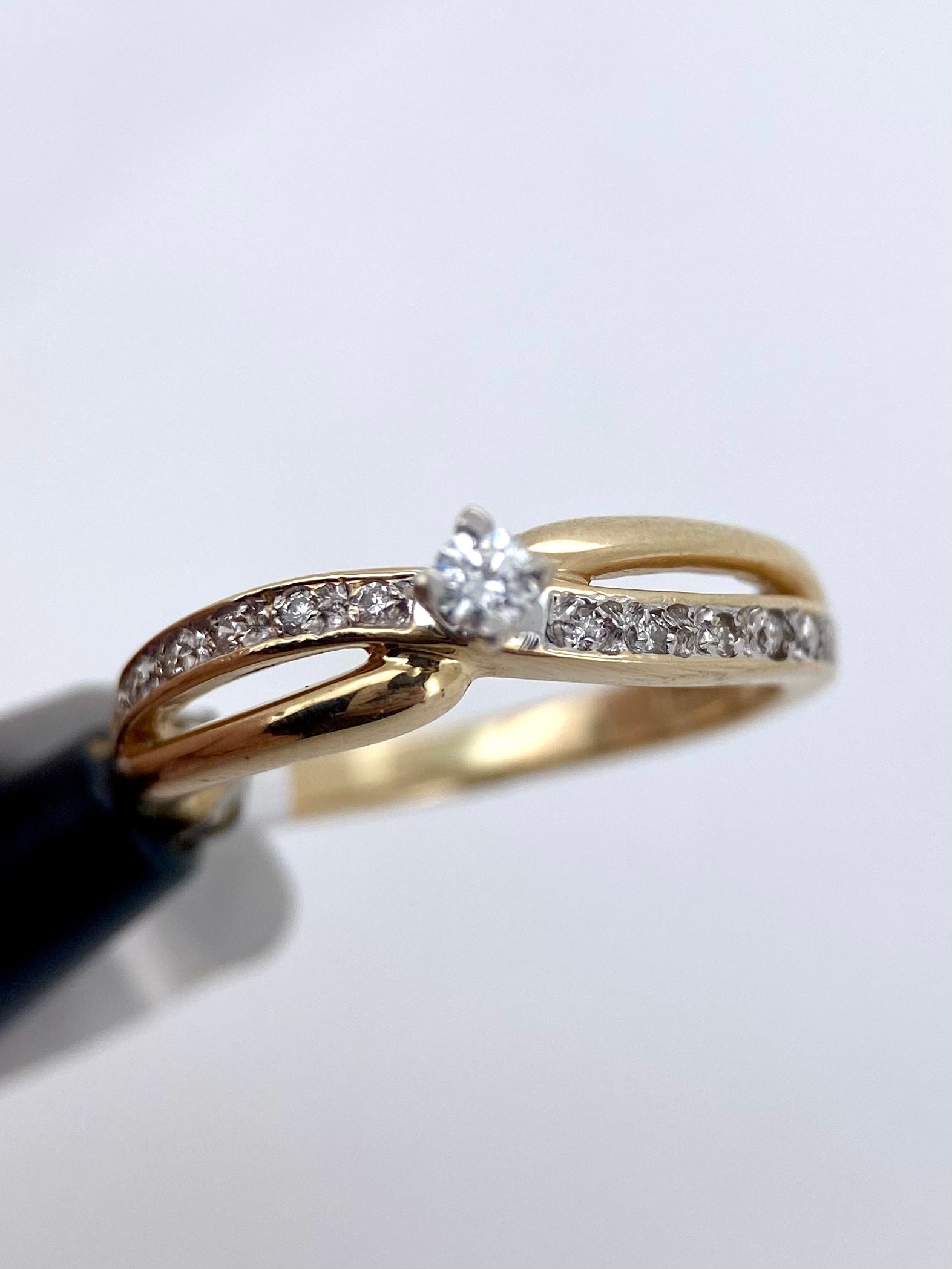 Oro Amarillo 14k Redondo 0.08ct + 0.07 de Diamante Natural                              Anillo Compromiso OF2266