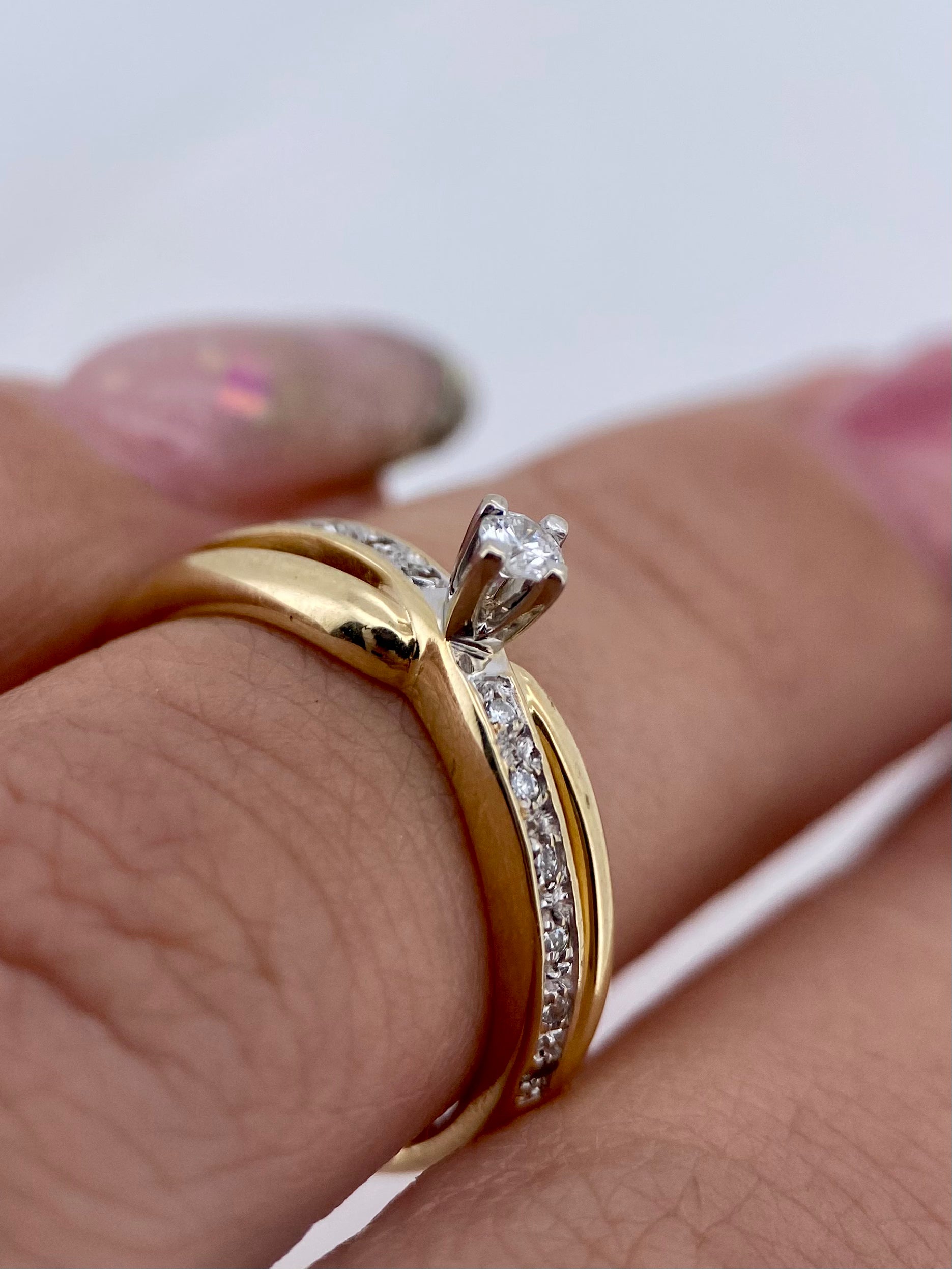 Oro Amarillo 14k Redondo 0.08ct + 0.07 de Diamante Natural                              Anillo Compromiso OF2266