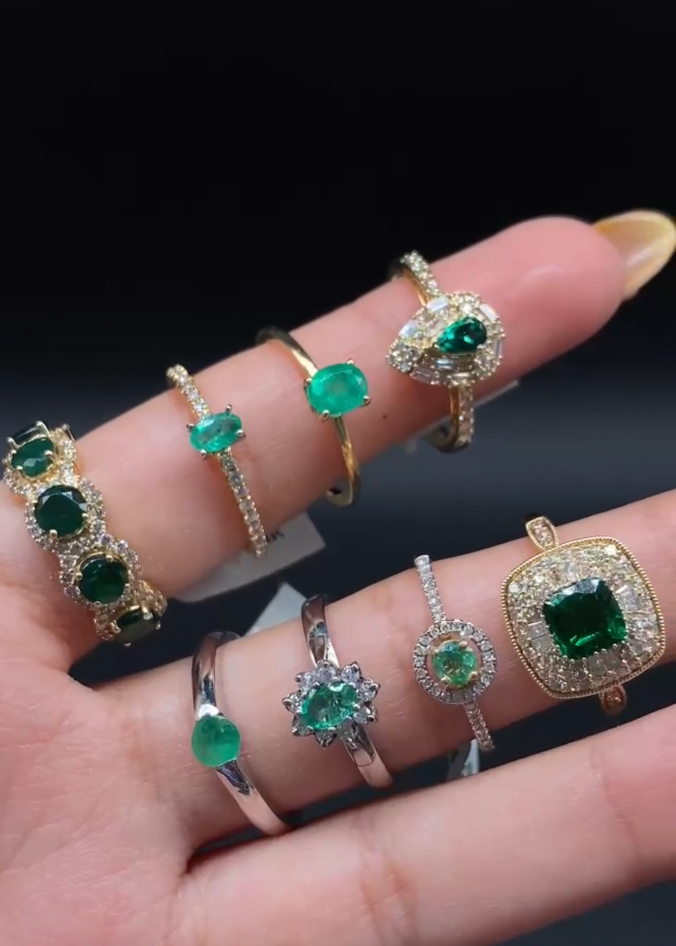 Oro Amarillo 14k Princess 0.80ct Central Esmeralda Tratada + 0.50ct Laterales de Diamantes Naturales                            Anillo Compromiso OF2246