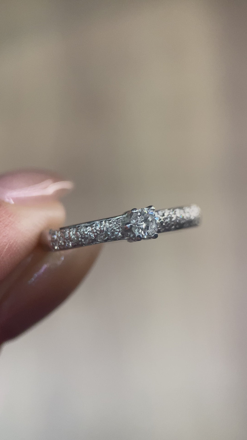 Oro Blanco 14k Redondo 0.11ct Central + 0.14 Laterales de Diamantes Naturales                            Anillo Compromiso OF2124