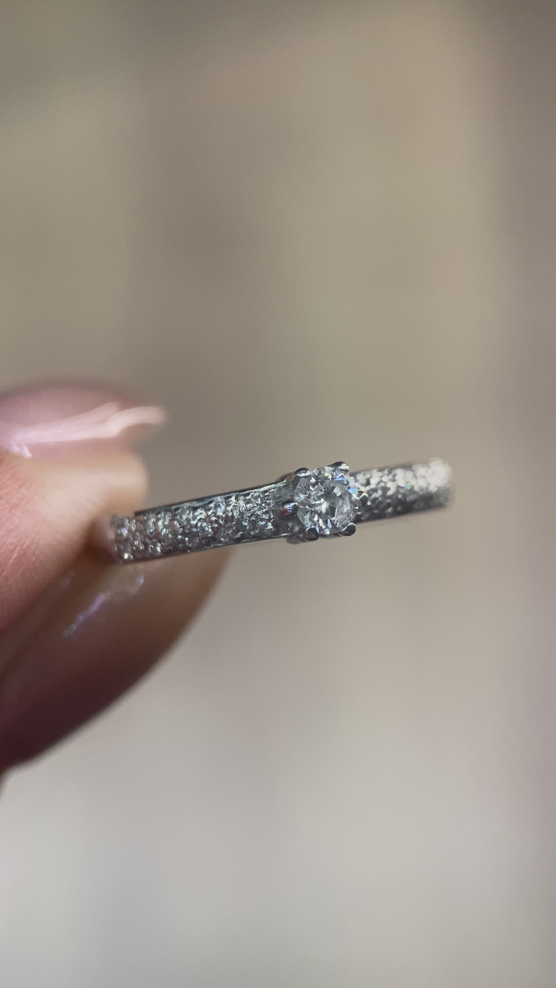 Oro Blanco 14k Redondo 0.11ct Central + 0.14 Laterales de Diamantes Naturales                            Anillo Compromiso OF2124